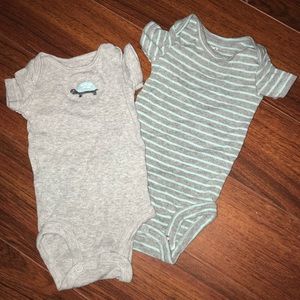 EUC👶🏼👚 CARTERS NEWBORN | Set of 2 Onesies